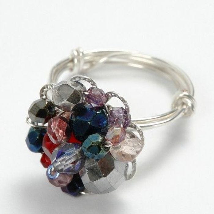 Ein Ring aus versilbertem Draht und Perlen