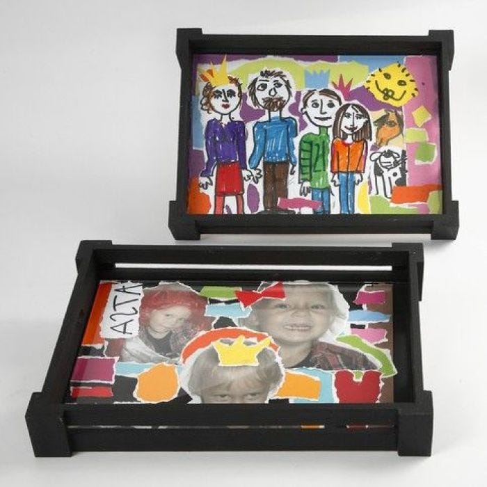 Tablett verziert mit einer Collage aus Fotos und Zeichnungen