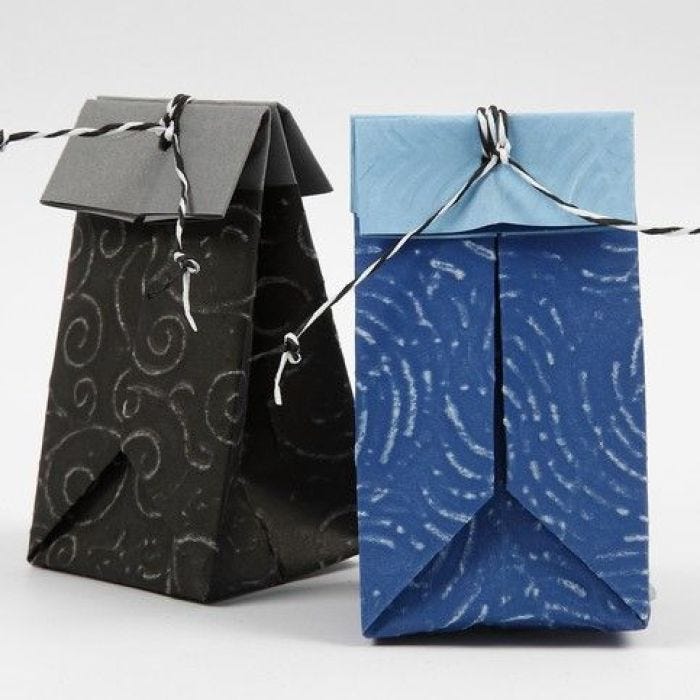 Eine gefaltete Tasche aus geprägtem Papier