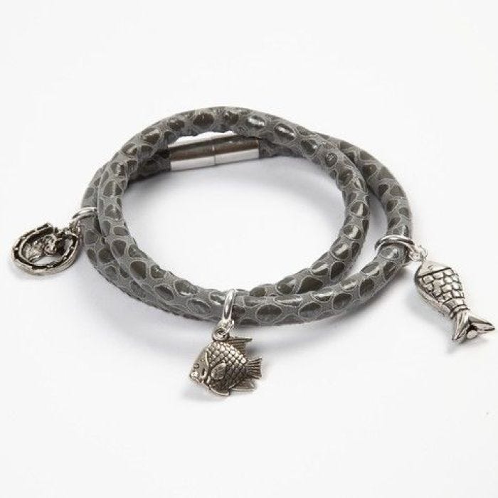 Ein Armband aus Schlangen-Schnur