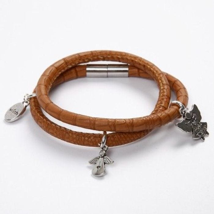 Ein Armband aus Lederimitat in Krokodilleder-Optik