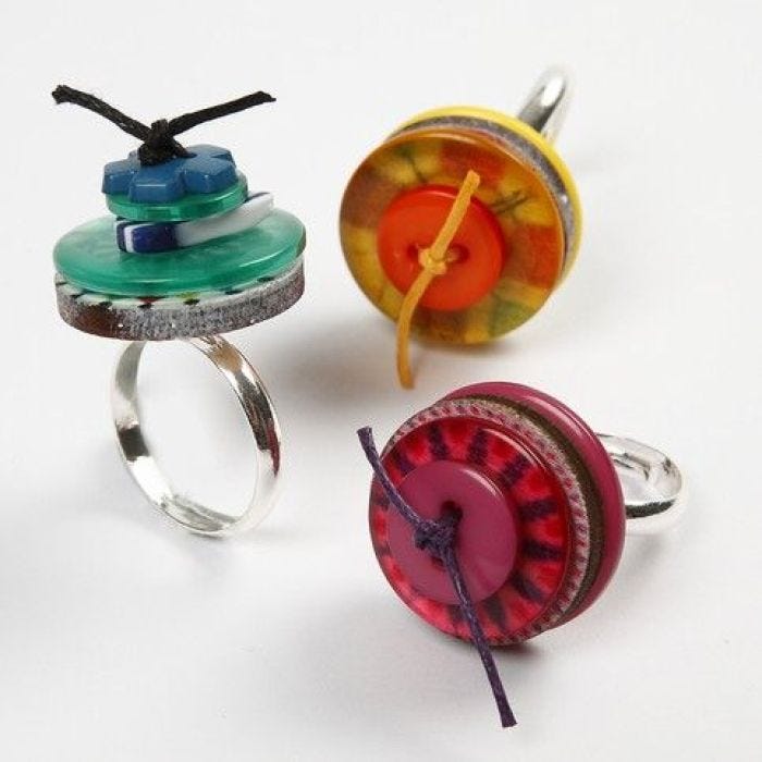 Ein Ring mit Knöpfen