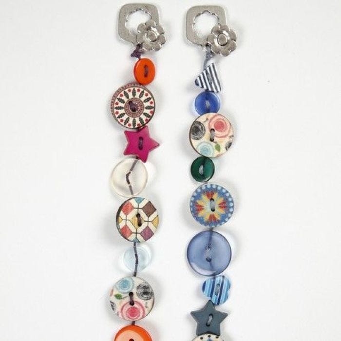 Armbänder mit Knöpfen