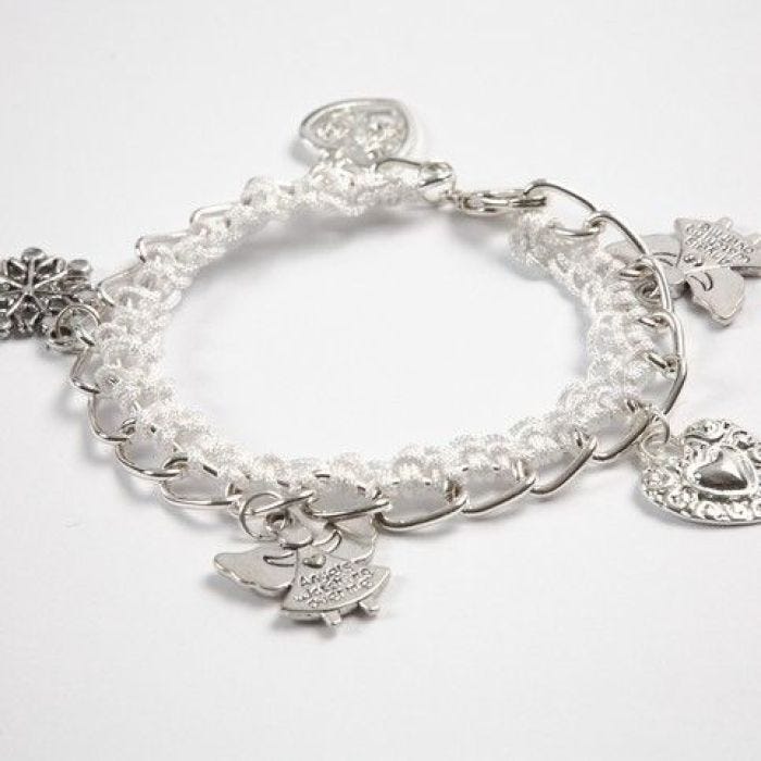Ein Armband mit Häkelkante