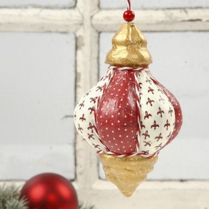 Eine Weihnachtskugel mit Decoupage