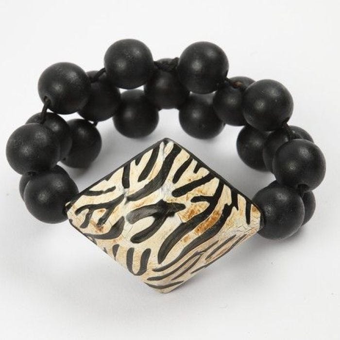 Ein Armband mit Büffelhornperle