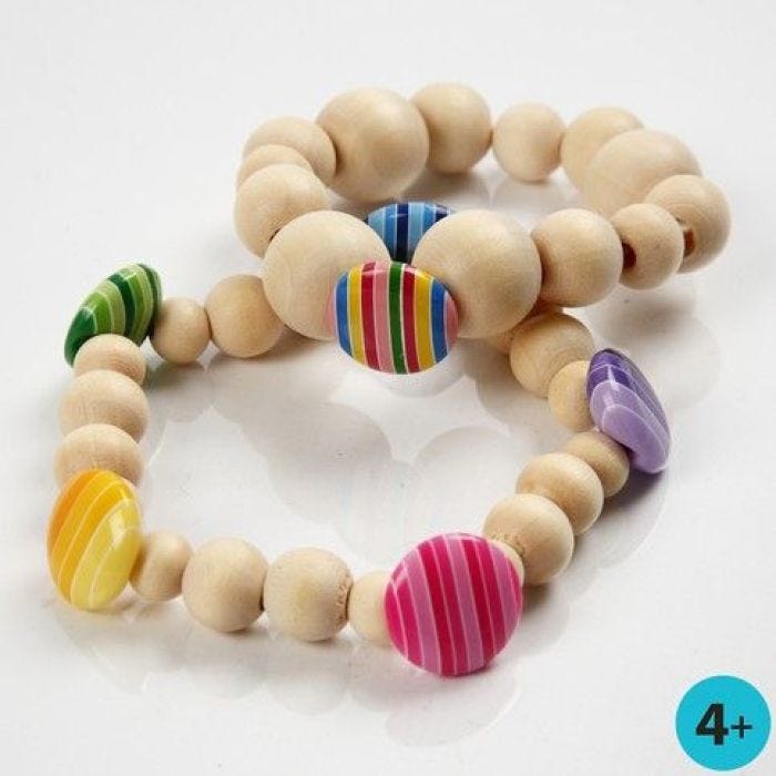 Armbänder mit Holzperlen und Dekoknöpfen aus Kunststoff