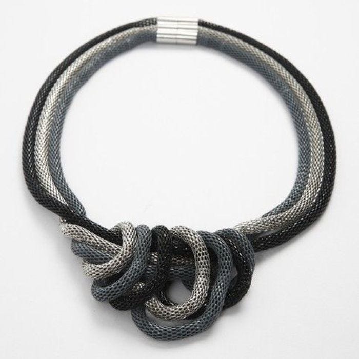 Schmuck aus metallenen Gliederketten