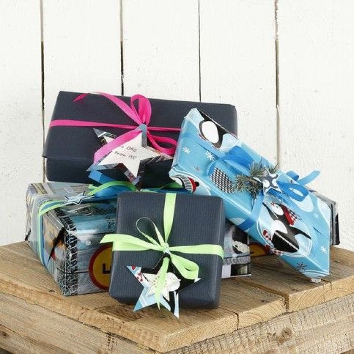 Geschenkverpackung in Blautönen