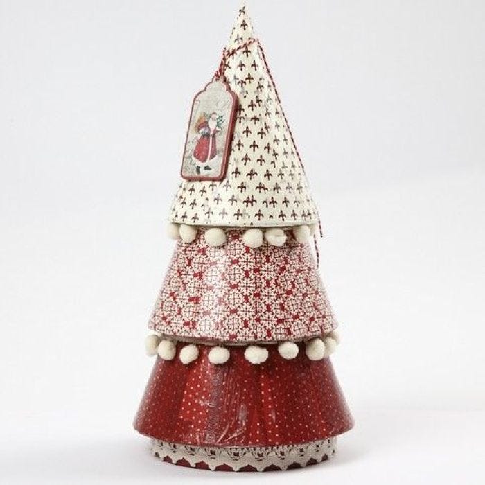 Ein Pappmache-Weihnachtsbaum mit Decoupage