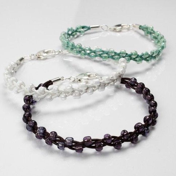 Geflochtene Lederarmbänder mit Rocailleperlen
