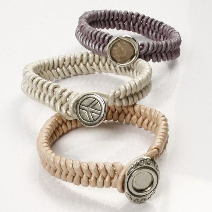 Geflochtene Lederarmbänder mit Verbindungsknopf als Verschluss