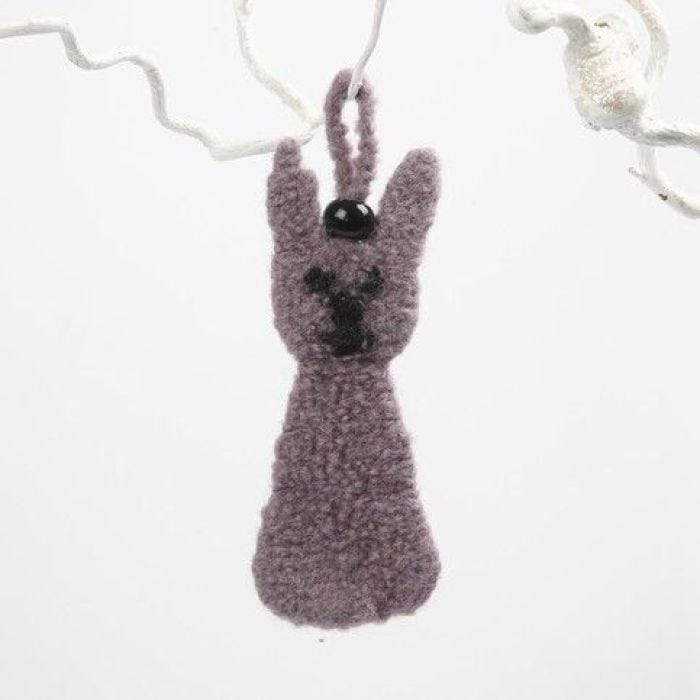 Ein gefilzter Hase aus gestrickter Wolle