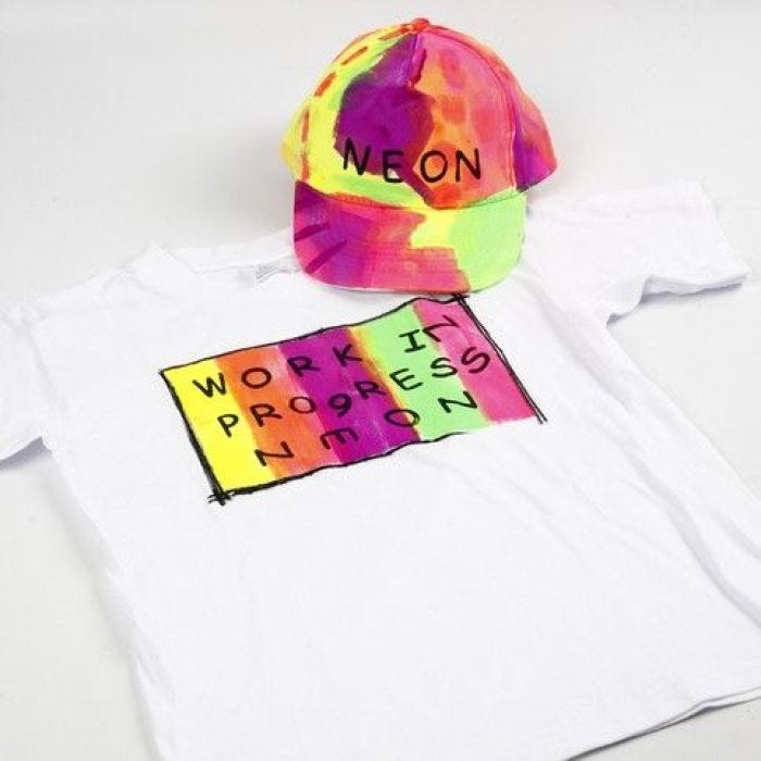 Neon-Textil Color Stoffmalfarbe auf T-Shirt und Baseball Cap