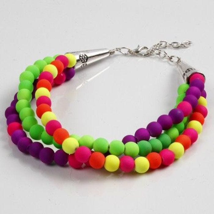 Ein gedrehtes Armband mit neonfarbenen Perlen