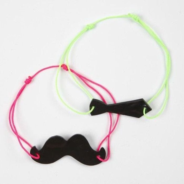 Ein Armband mit Anhänger aus Schrumpffolie