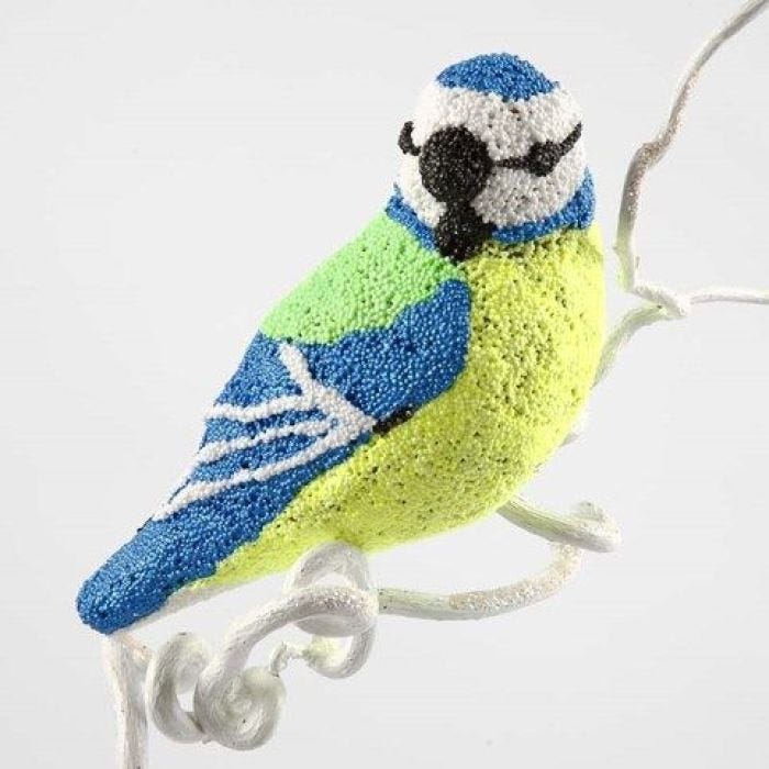 Ein Pappmaché-Vogel, bedeckt mit Foam Clay