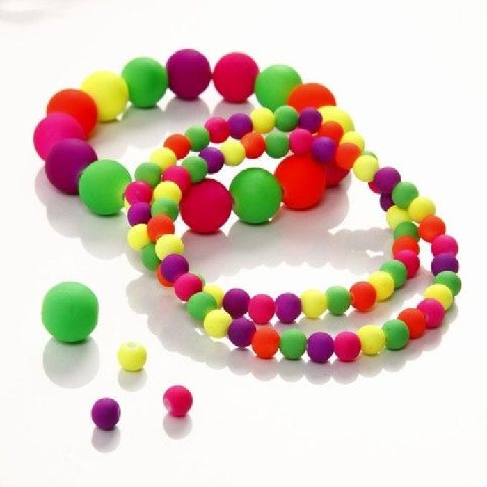 Ein elastisches Armband aus Perlen in Neonfarben