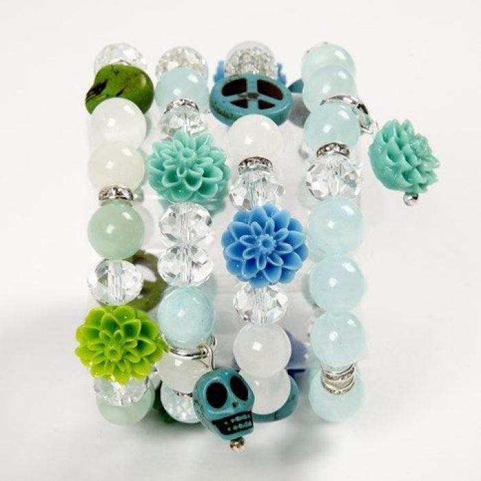 Elastische Armbänder mit Perlen und Charms