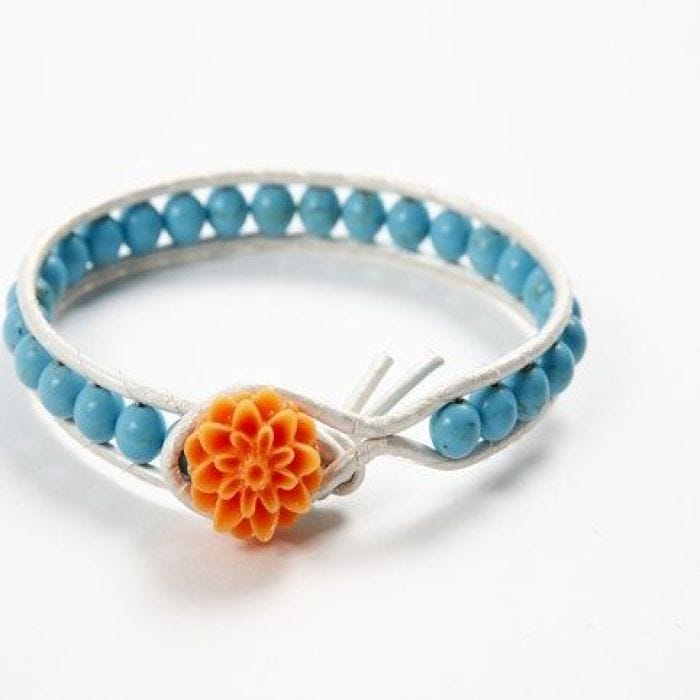 Ein Lederarmband mit Steinperlen auf Angelschnur