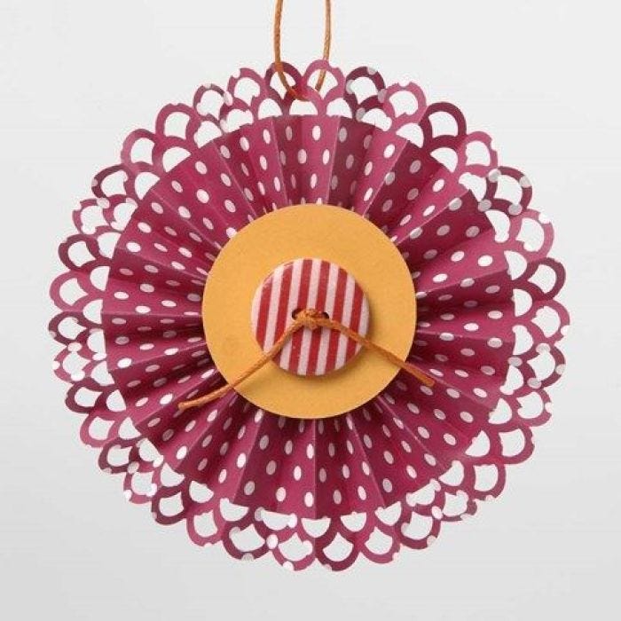 Eine Rosette, angerfertigt mit dem Fiskars Bordürenstanzsystem