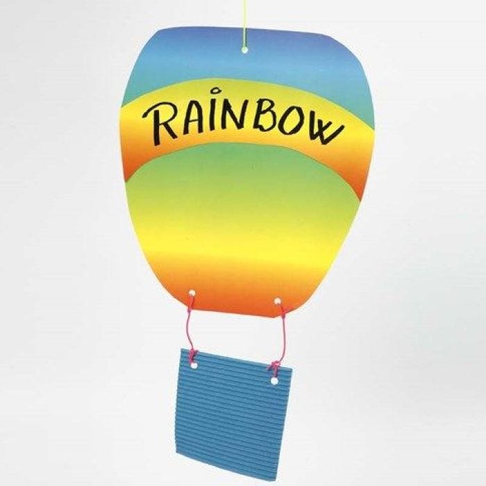 Ein Heissluftballon aus Wellpappe und Regenbogenpapier