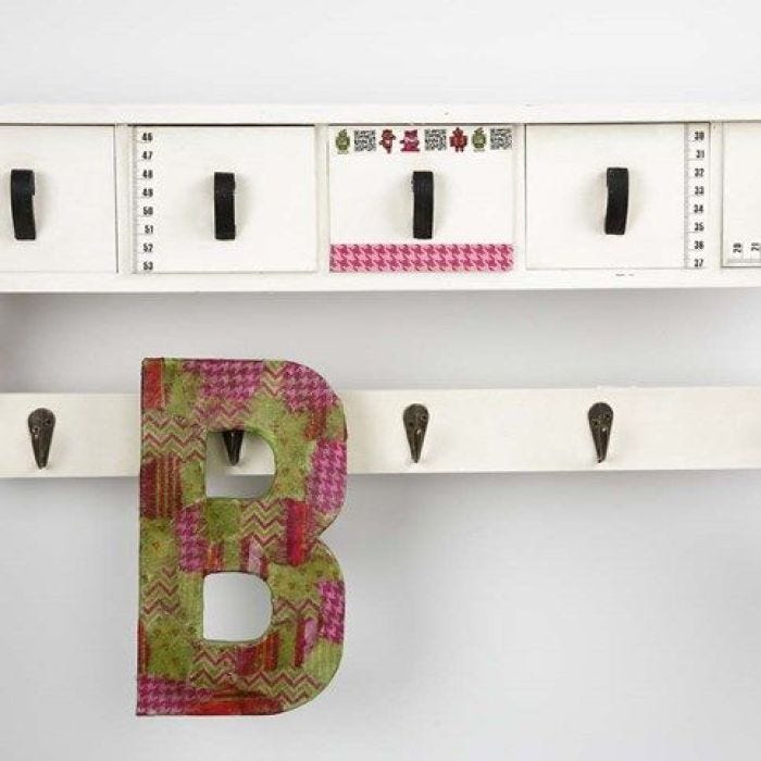 Pappmaché-Buchstabe mit Decoupage