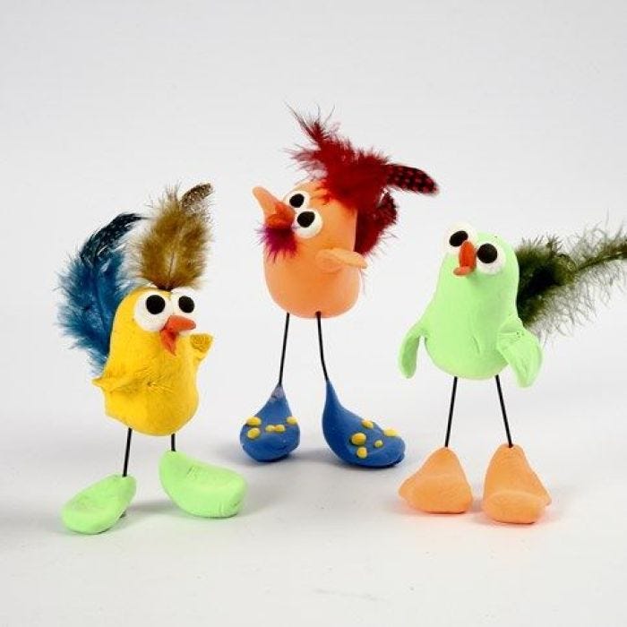 Küken aus Silk Clay mit Drahtfüßen und Federdeko