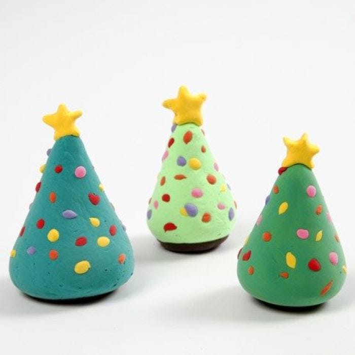 Ein Weihnachtsbaum mit Dekorationen aus Silk Clay