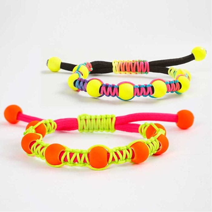 Geknüpftes Armband mit Perlen und verstellbarem Verschluß