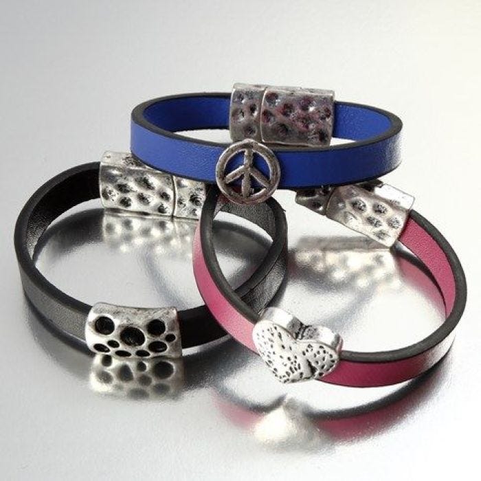 Armband aus flachen Lederriemen mit Perle und Magnetverschluss