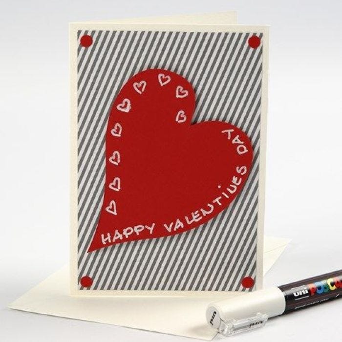 Valentinskarte mit Designpapier und Herz aus rotem Karton.