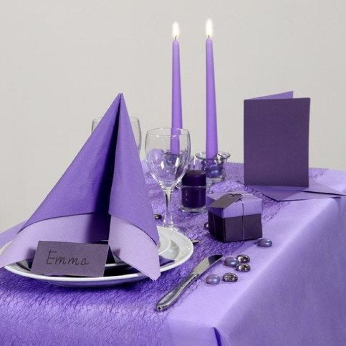Inspiration für das Fest mit lila Tischtuch und Tischschmuck