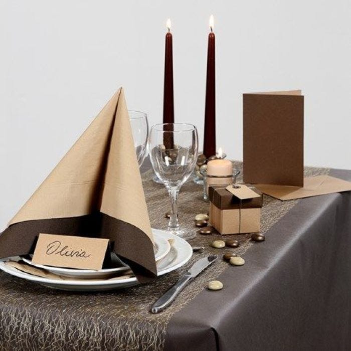 Inspiration für das Fest mit braunem Tischtuch und Tischschmuck