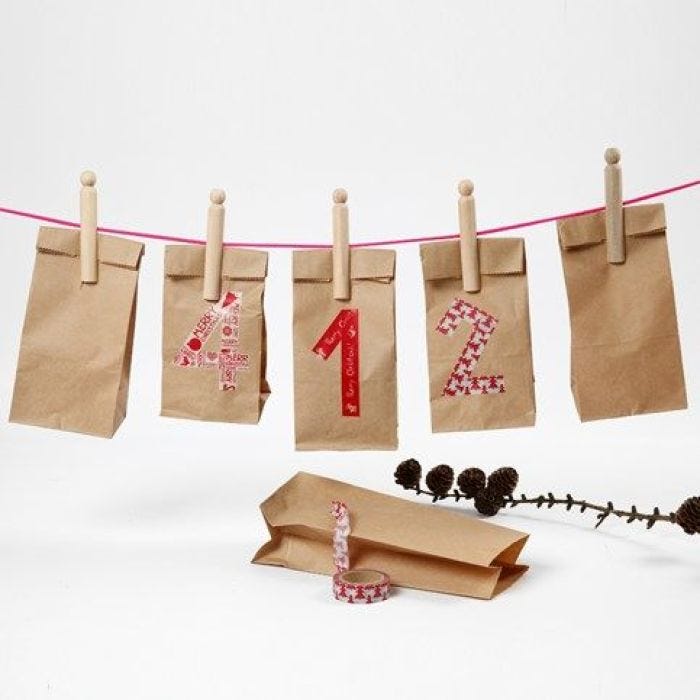 Adventskalender aus Papiertüten mit Zahlen aus Masking Tape