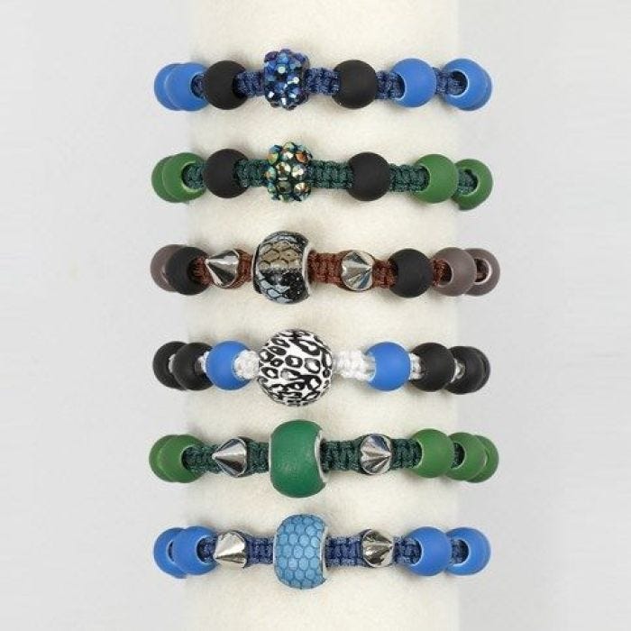 Geflochtenes Armband mit Perlen und Nieten