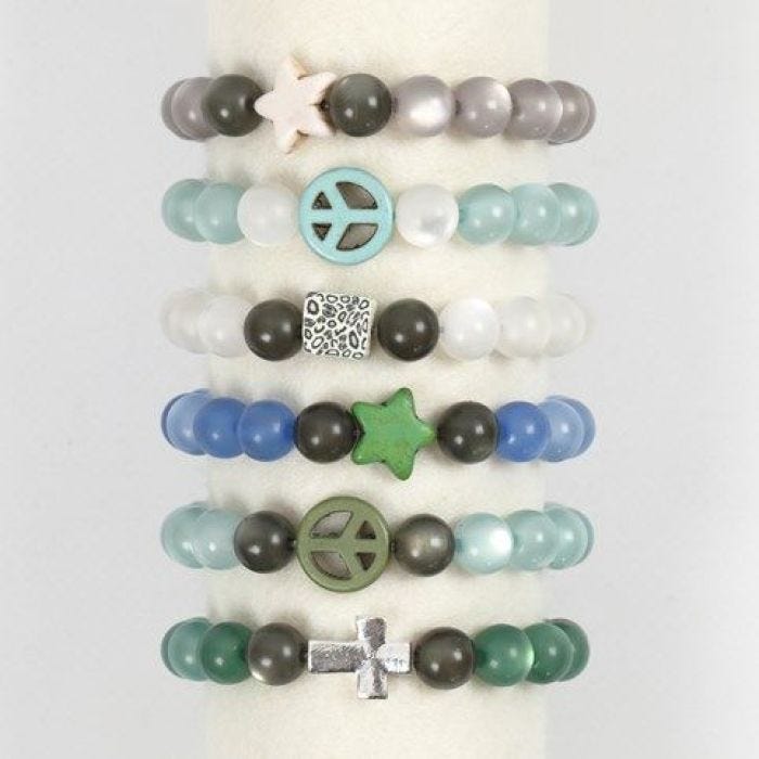 Ein elastisches Schmuckband mit Resin und Howlith Perlen