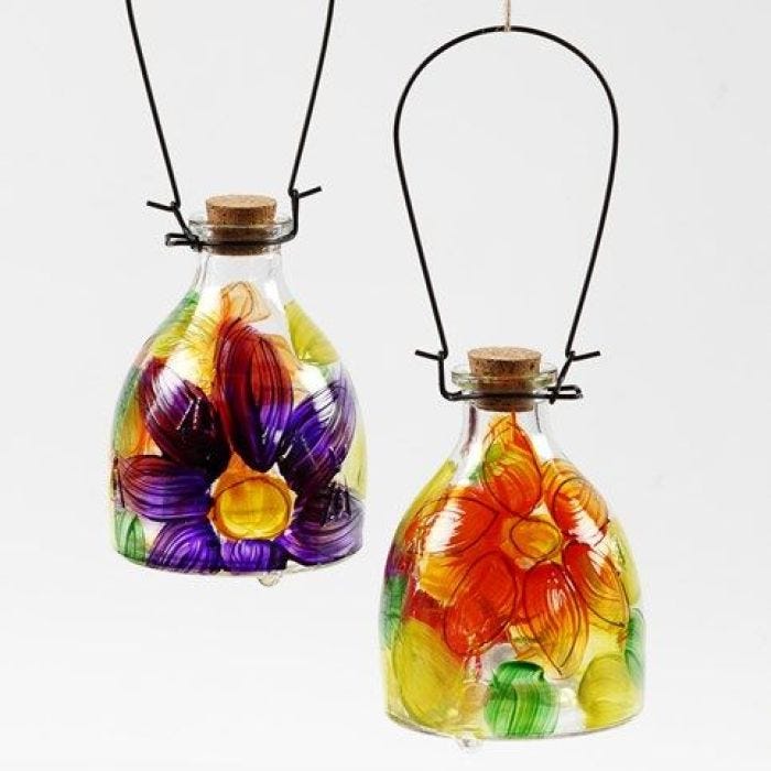 Eine Wespenfalle aus Glas dekoriert mit floralem Design