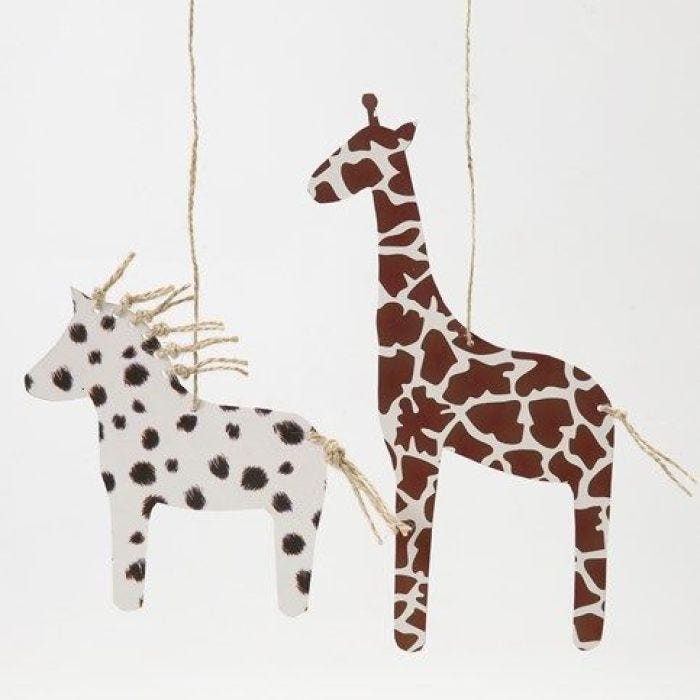 Pferd und Giraffe aus Karton im Animal-Print-Design