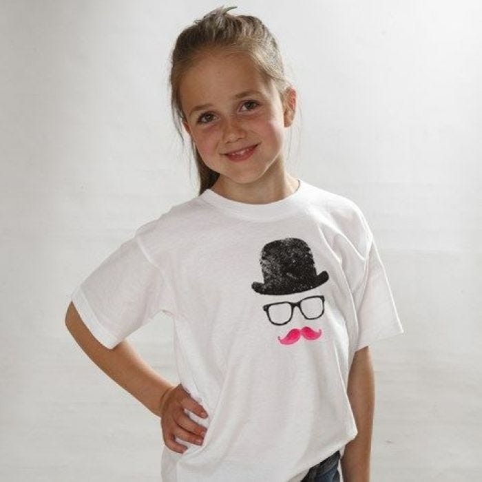 Ein T-Shirt mit Hut, Brille und Moustache