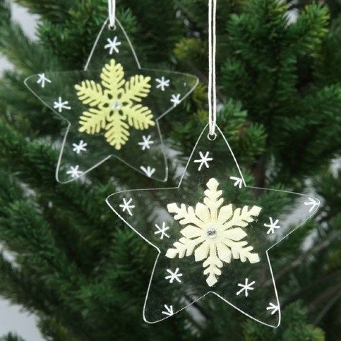 Acryl-Sterne mit Filz-Schneeflocken und grafischen Verzierungen