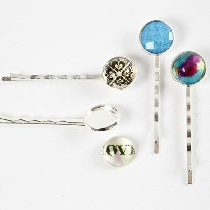 Eine Haarnadel mit Cabochon