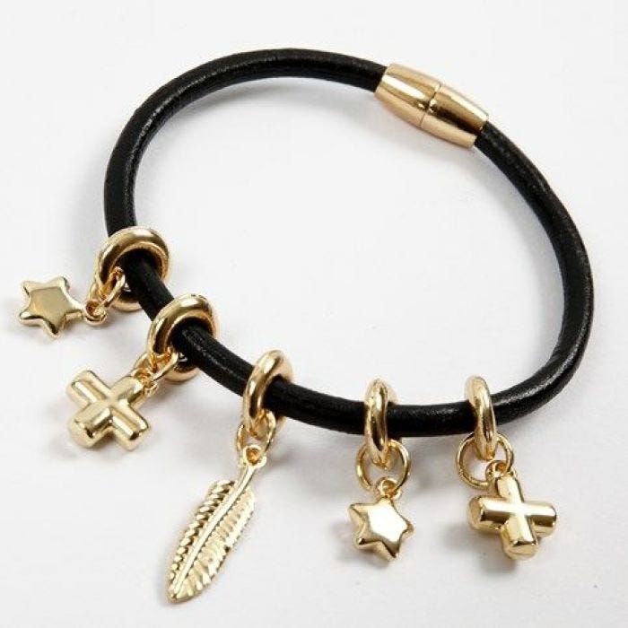 Ein Echtlederband mit Gold-Charms und Magnetverschluss