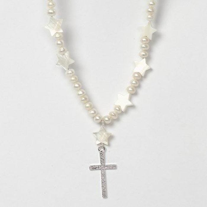 Eine Kette aus Draht mit weißen Perlen und Kreuz