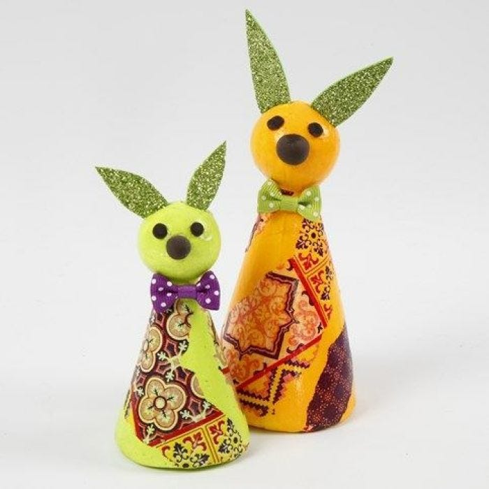 Ein Osterhase, gebastelt aus einem Kegel und verziert mit Decoupage