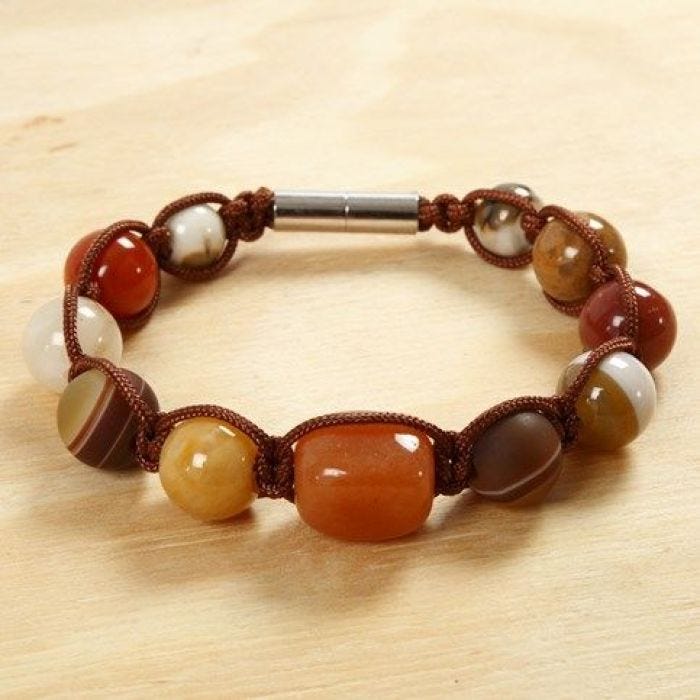 Ein geflochtenes Armband mit Luxus-Perlen und Magnetverschluss