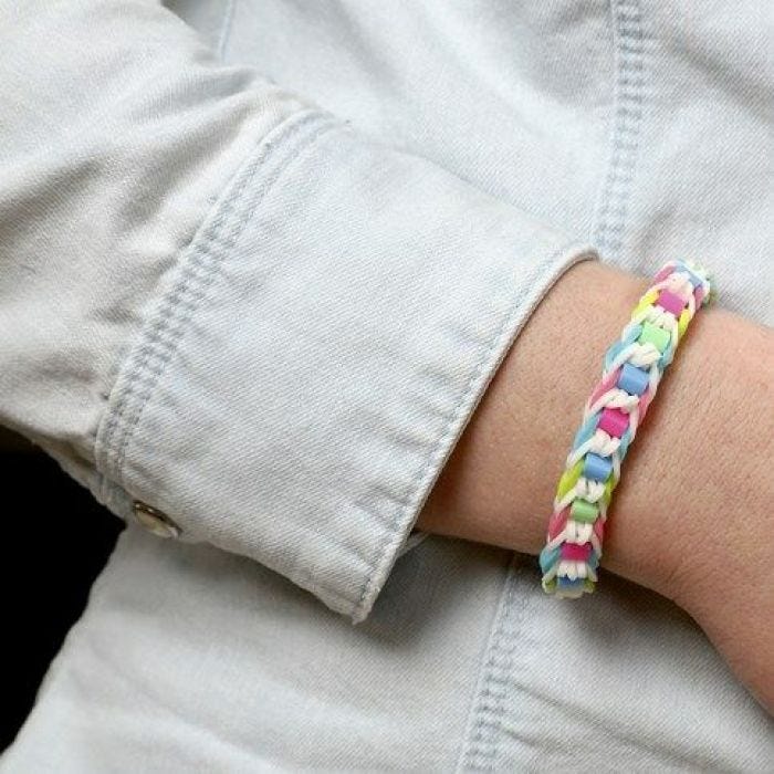 Ein Armband mit Nabbi Bügelperlen auf einem Rainbow Loom