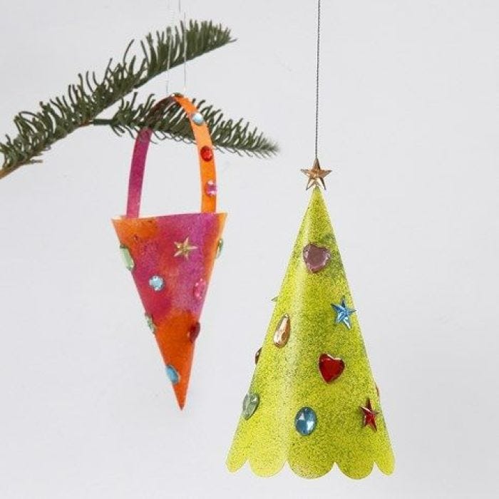 Kegel und Weihnachtsbaum mit Glitzerfarbe und Strass