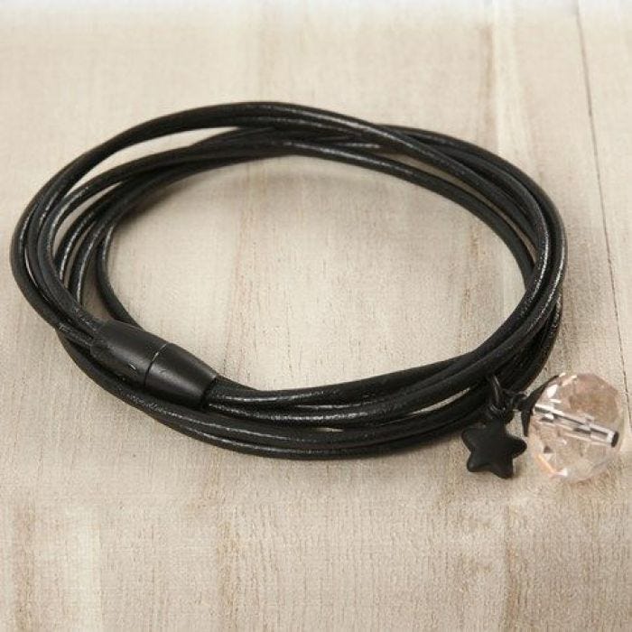 Armband aus Lederschnüren mit Stern- und Perlen-Anhänger