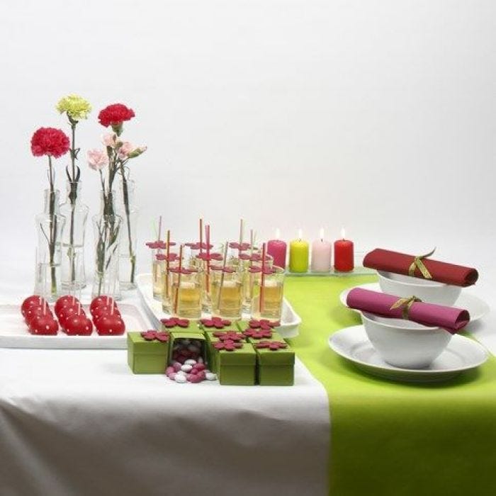 Sommerliche Tischdekoration - mit dekorierten Schachteln und künstlichen Cupcakes